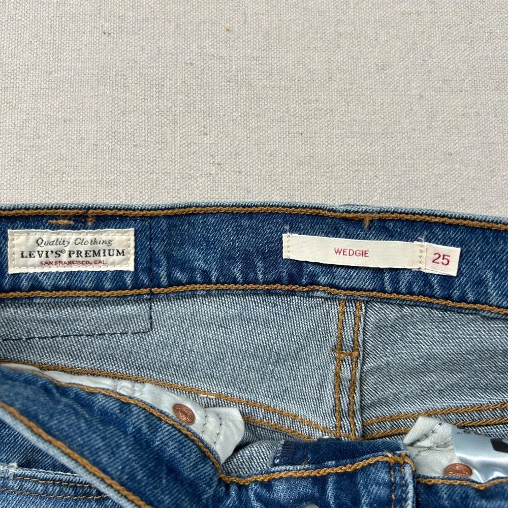 Levis Premium Wedgie Jeans Womens‎ 25x28 Taper Classic Mid Wash Denim Button Fly